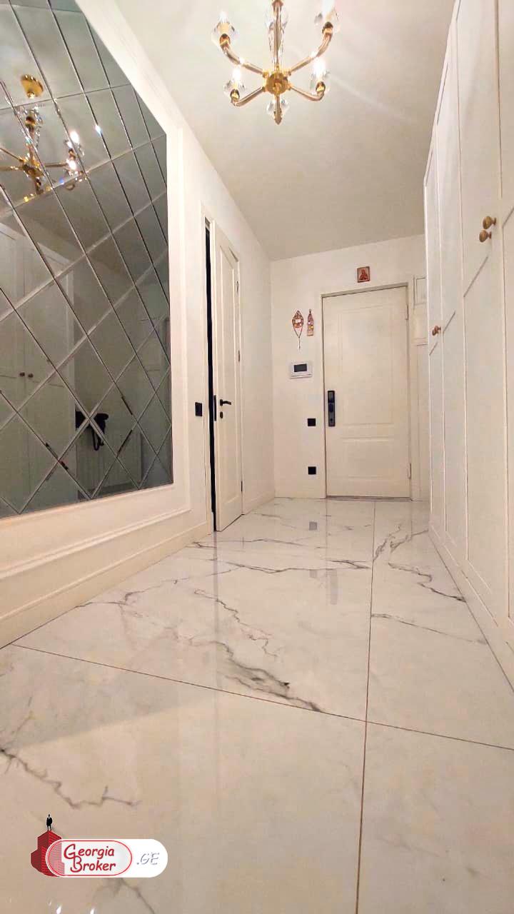 продается квартира с новым ремонтом 4-комнаты